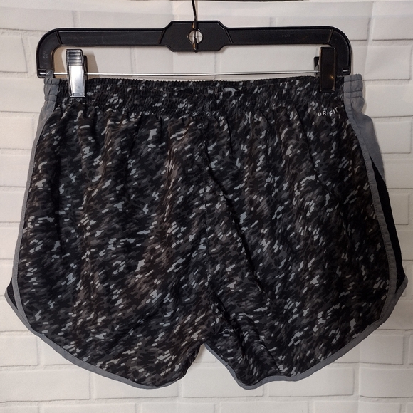 Nike Dri-Fit Gray Patterned Workout Jogger Shorts - Picture 2 of 10